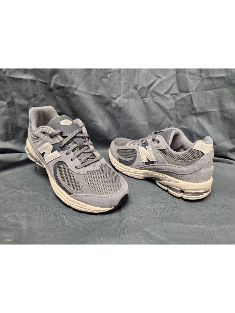 New Balance 2002 (GS) Sneakers Suede GC2002ST Grey Boys Size 6.5 NEW IN BOX!